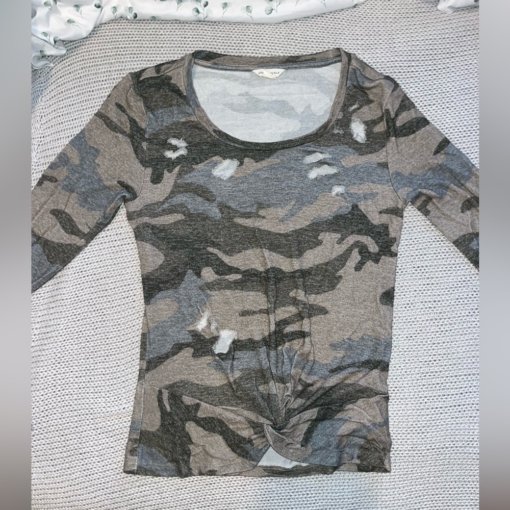 LONG-SLEEVE 🫧 CAMO 🫧 SOFT 🫧 FITTING
BRAND 🪩 American Eagle